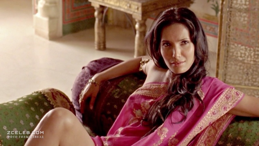 Padma Lakshmi in einem Rock